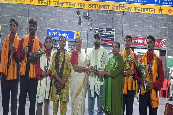 दिल्ली में झारखंड का नाम रोशन कर वापस लौटे खिलाड़ी, मुआय थाई प्रतियोगिता में झारखंड के सभी खिलाड़ियों ने जीता पदक
